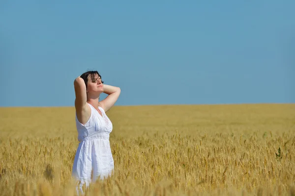 Jovem mulher no campo de trigo no verão — Fotografia de Stock