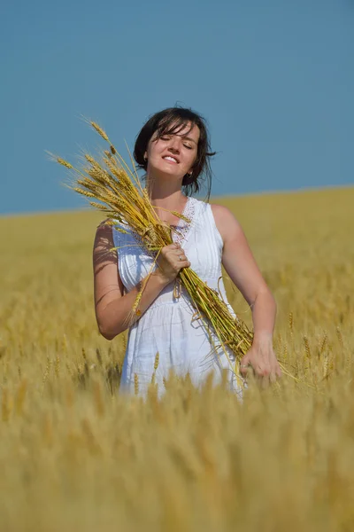 Mujer joven en el campo de trigo en verano —  Fotos de Stock