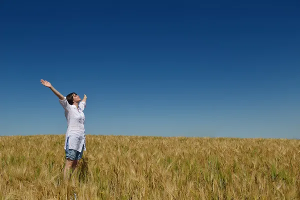 Giovane donna nel campo di grano in estate — Foto Stock