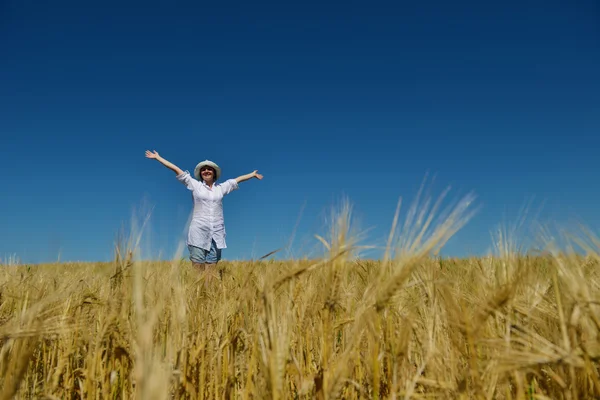 Jeune femme dans le champ de blé à l'été — Photo