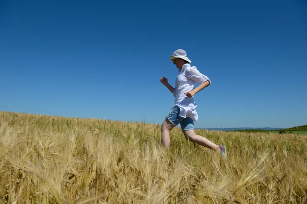 Mujer joven en el campo de trigo en verano —  Fotos de Stock