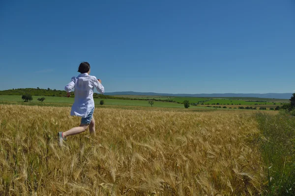 Jeune femme dans le champ de blé à l'été — Photo