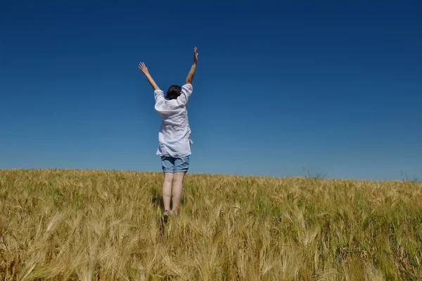 Mujer joven en el campo de trigo en verano —  Fotos de Stock