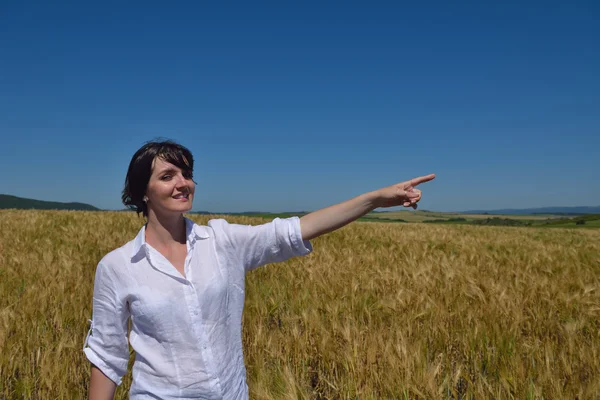 Mujer joven en el campo de trigo en verano —  Fotos de Stock