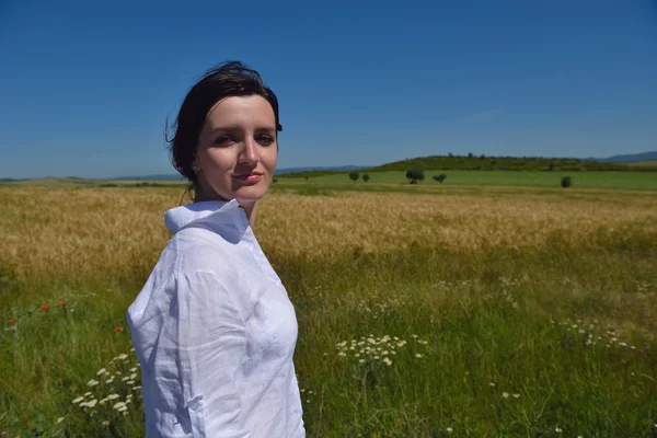 Młoda kobieta na polu pszenicy w lecie — Zdjęcie stockowe