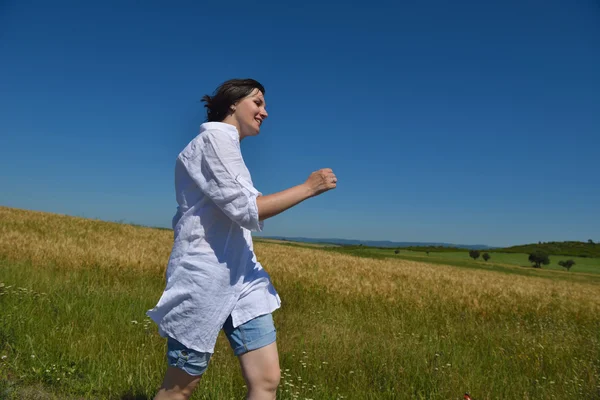 Giovane donna nel campo di grano in estate — Foto Stock