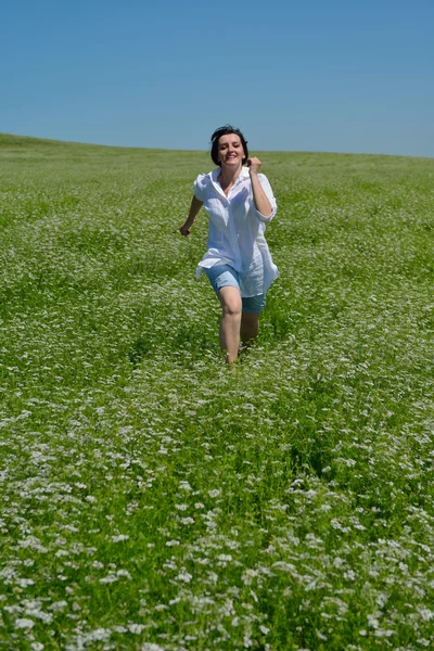 Joven mujer feliz en el campo verde — Foto de Stock