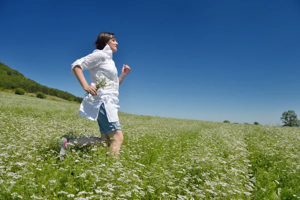 Jeune femme heureuse dans le champ vert — Photo