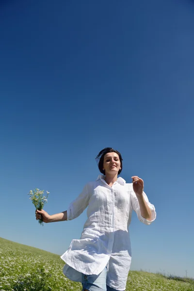 Νεαρή γυναίκα ευτυχισμένη στην οικολογική — Φωτογραφία Αρχείου