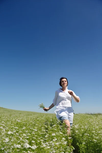 Joven mujer feliz en el campo verde —  Fotos de Stock