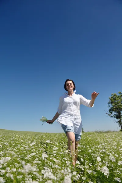 Jovem mulher feliz no campo verde — Fotografia de Stock