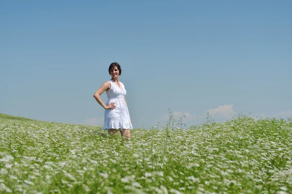 Молода щаслива жінка в зеленому полі — стокове фото