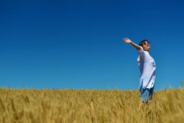 Young woman in wheat field at summer — Stock Photo, Image