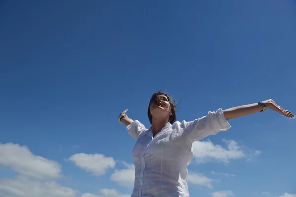 快乐的年轻女人与传播到天空的武器 — 图库照片