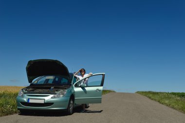 kırık araba kadınla