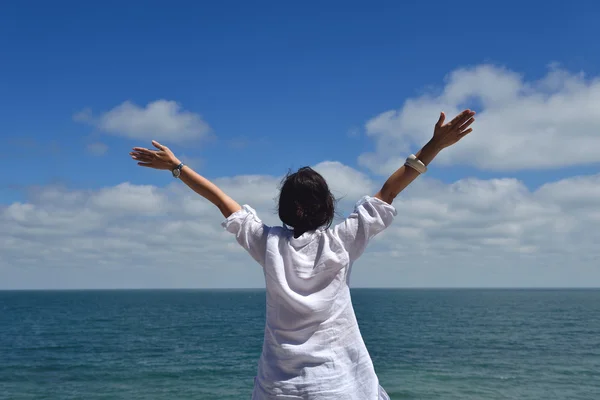 Felice giovane donna con le braccia aperte al cielo — Foto Stock