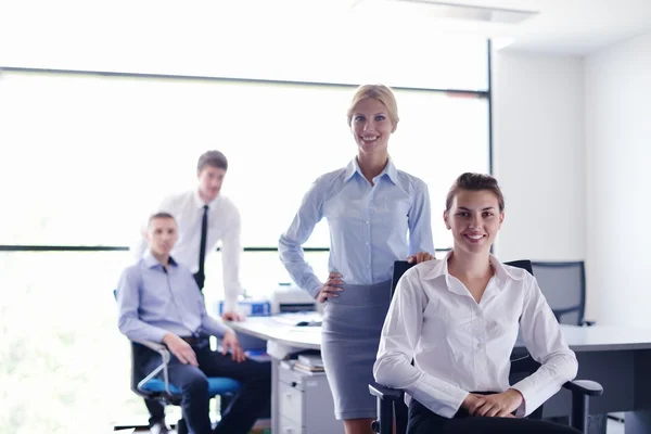 사무실에서 배경에서 그녀의 직원 들과 비즈니스 우먼 — 스톡 사진
