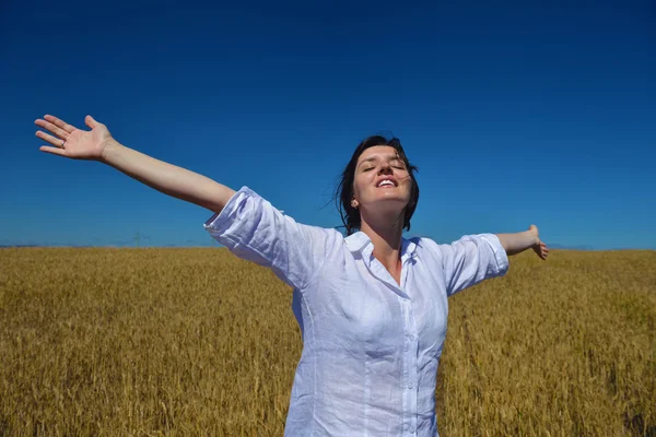 Young woman in wheat field at summer — Stock Photo, Image