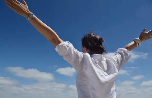 Feliz joven con los brazos extendidos al cielo —  Fotos de Stock