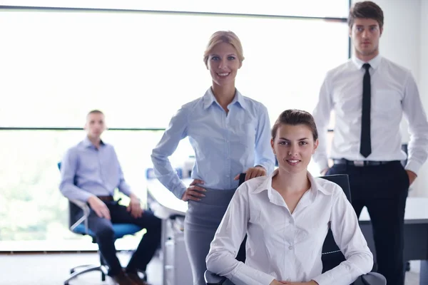 Geschäftsfrau mit ihren Mitarbeitern im Hintergrund im Büro — Stockfoto