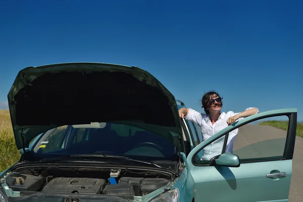 Mujer con coche roto —  Fotos de Stock