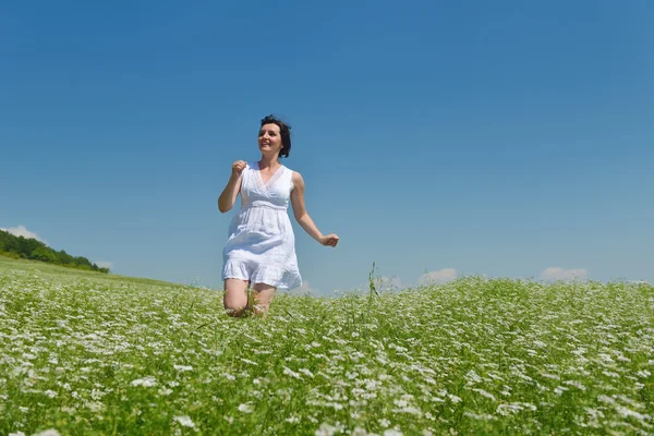 Joven mujer feliz en el campo verde —  Fotos de Stock