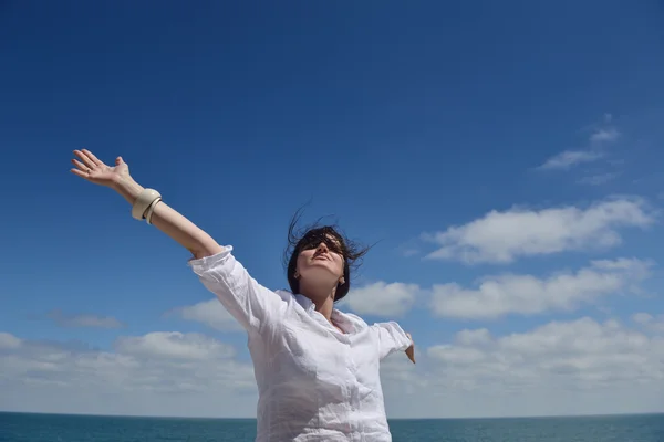 Jeune femme heureuse avec les bras écartés vers le ciel — Photo