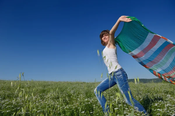 Jovem mulher no campo de trigo no verão — Fotografia de Stock