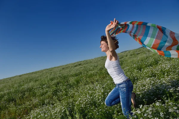 Jonge vrouw in tarweveld in de zomer — Stockfoto