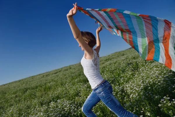 Jovem mulher no campo de trigo no verão — Fotografia de Stock