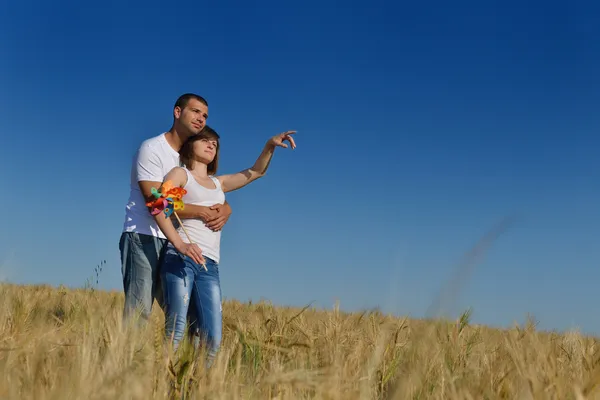 Happy couple in wheat field — Stock Photo, Image