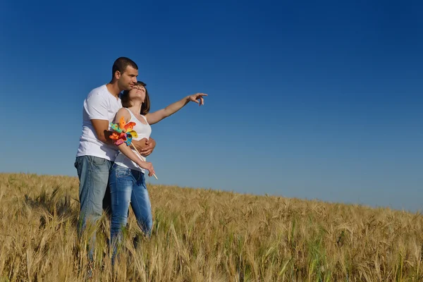 Casal feliz no campo de trigo — Fotografia de Stock