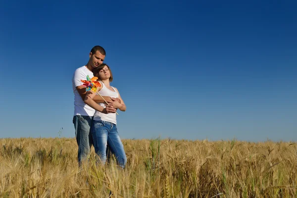 Feliz pareja en el campo de trigo — Foto de Stock