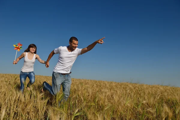 Coppia felice nel campo di grano — Foto Stock