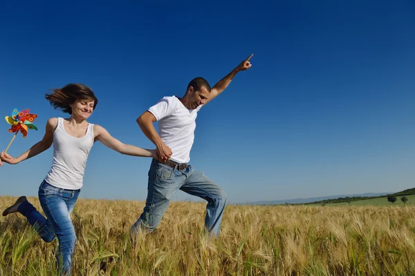 Heureux couple dans champ de blé — Photo