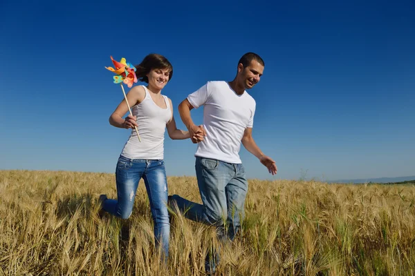 Coppia felice nel campo di grano — Foto Stock