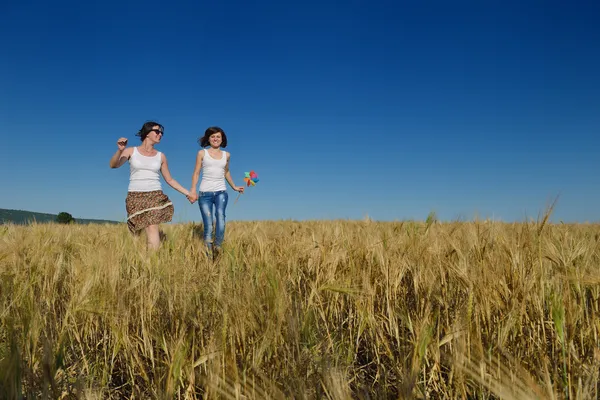 Happy couple in wheat field — Stock Photo, Image