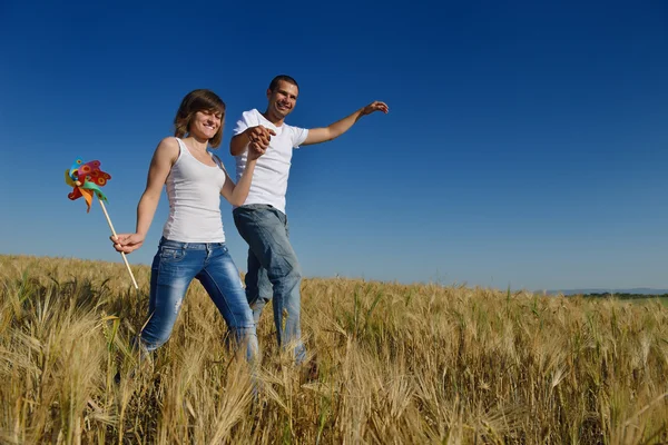 Casal feliz no campo de trigo — Fotografia de Stock