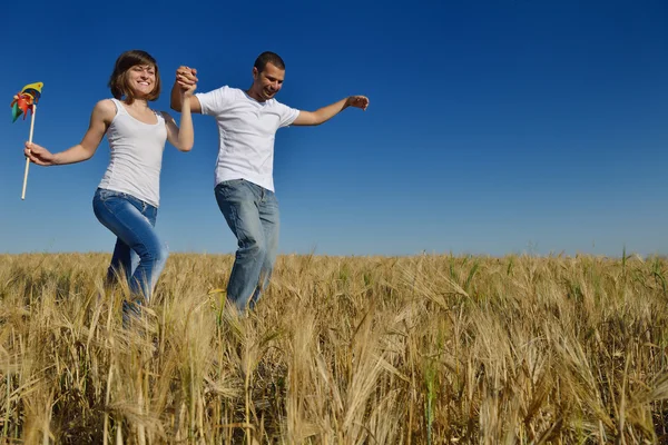 Feliz pareja en el campo de trigo —  Fotos de Stock