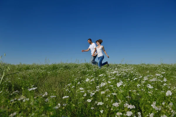 Gelukkige paar in tarweveld — Stockfoto