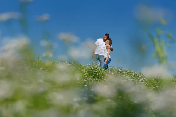 Casal feliz no campo de trigo — Fotografia de Stock