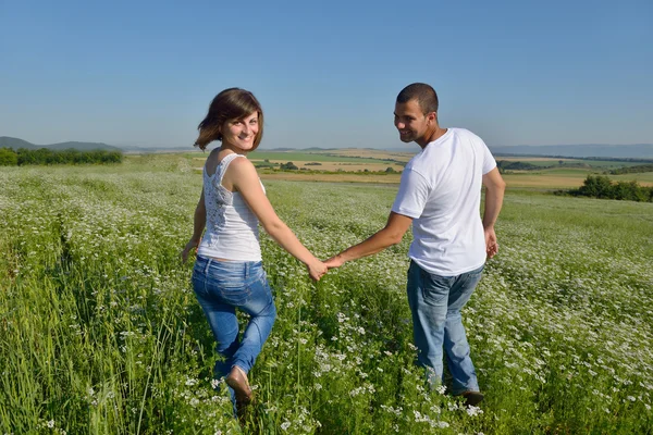 Casal feliz no campo de trigo — Fotografia de Stock