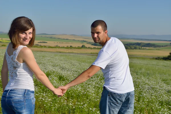 Lyckliga par i vete fält — Stockfoto