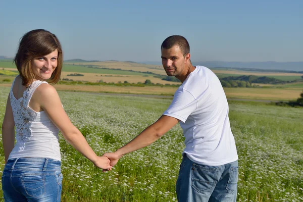 Feliz pareja en el campo de trigo — Foto de Stock