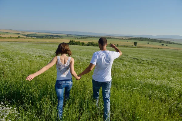 Šťastný pár v pšeničné pole — Stock fotografie
