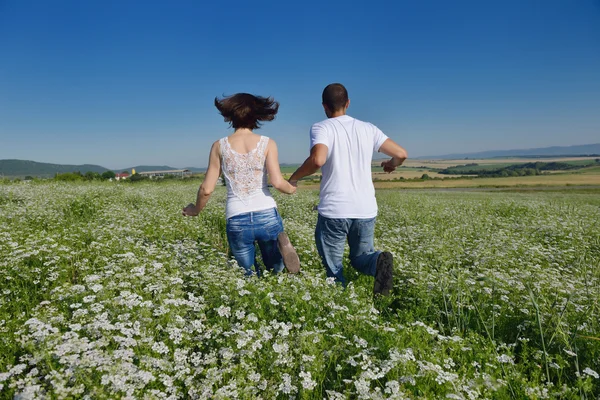 Casal feliz no campo de trigo — Fotografia de Stock