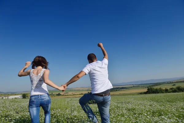 Casal feliz no campo de trigo — Fotografia de Stock