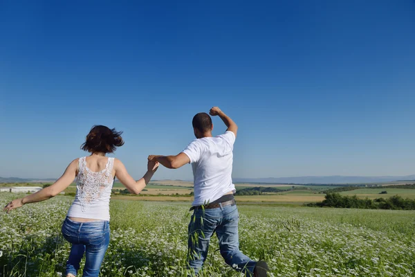 Happy couple in wheat field — Stock Photo, Image