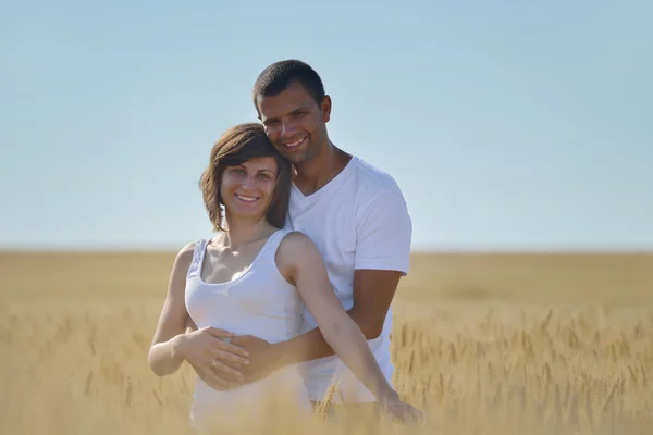 Feliz pareja en el campo de trigo —  Fotos de Stock