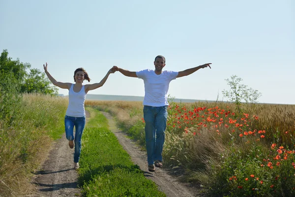 Casal feliz no campo de trigo — Fotografia de Stock